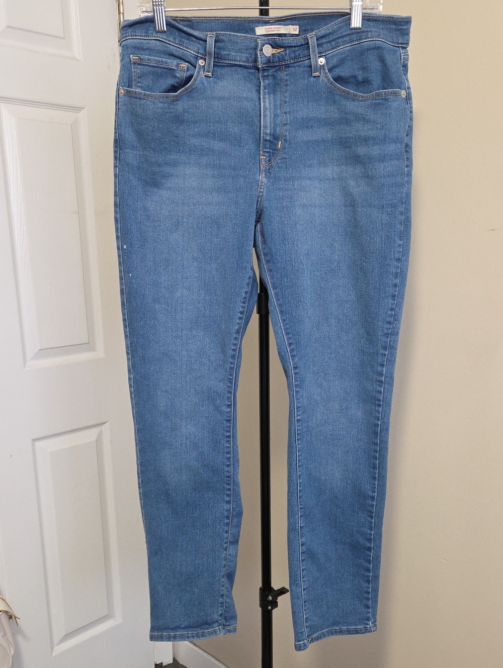Levi's Classic Straight Jeans in Mid Blue